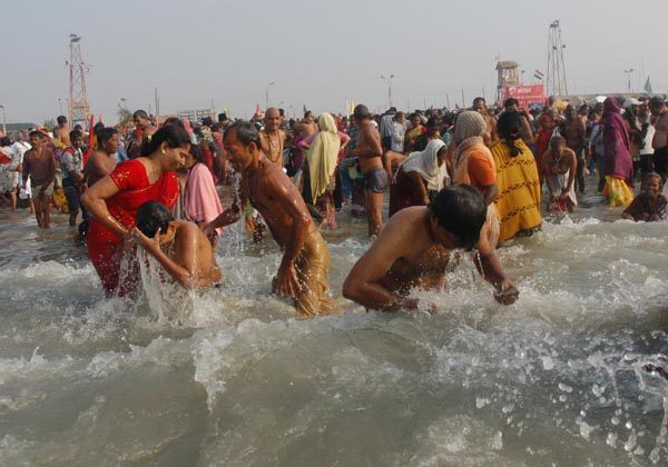 SAGAR ISLAND, JAN 14 (UNI):- Devotees take bath at Ganga Sagar on occasion of Makar Sankranti at Sagar Island on Tuesday. UNI PHOTO-26U